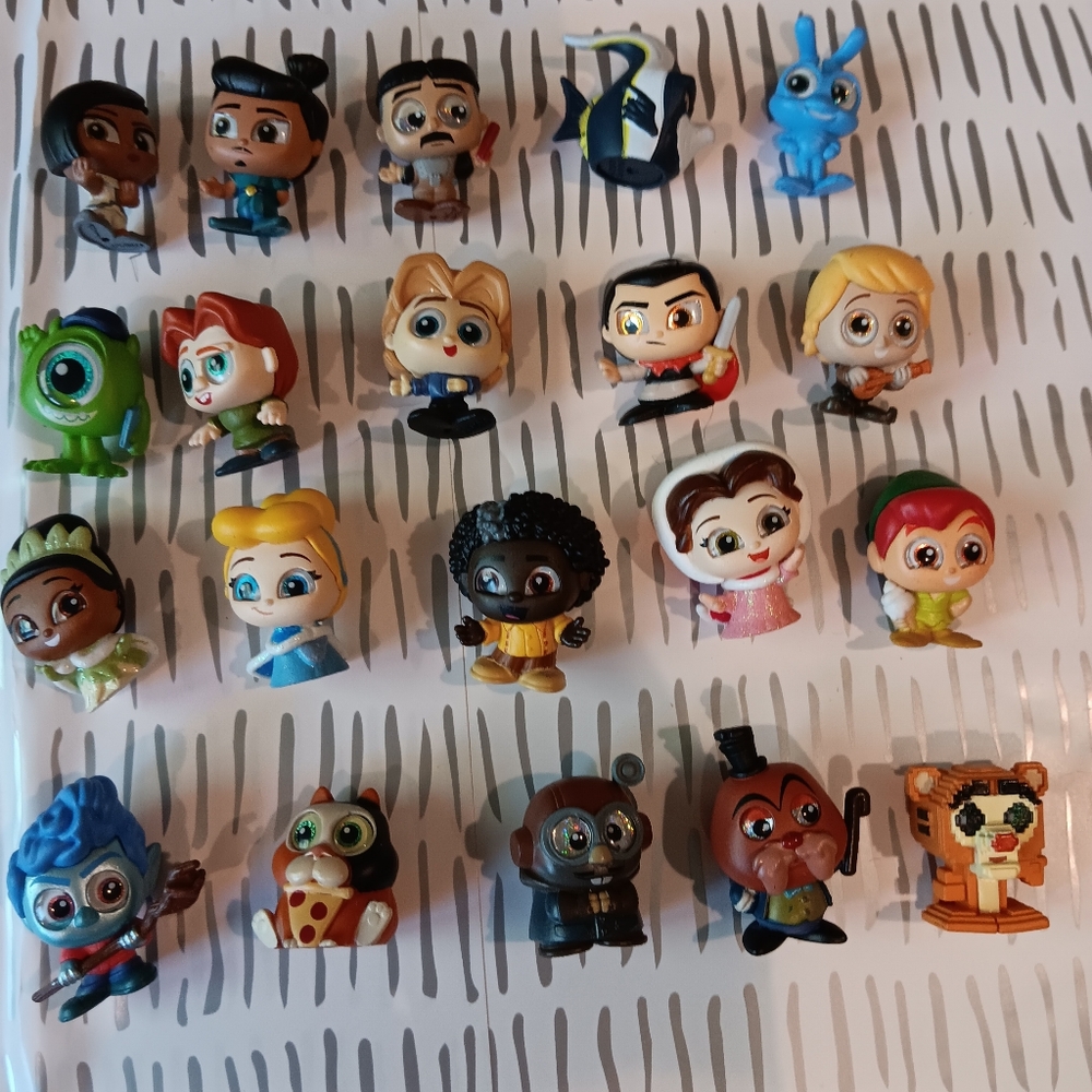 A Lot Of Disney Doorables 20 in This Lot.
